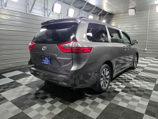2020 Toyota Sienna LE
