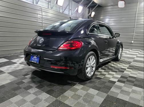 Deep Black Pearl 2019 Volkswagen Beetle 2.0T SE