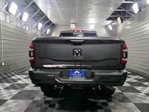 2019 RAM 2500 Laramie 4WD Crew Cab 6.4L V8 Hemi Pickup Truck w/Night Edition