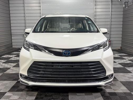 2021 Toyota Sienna XLE 8 Passenger