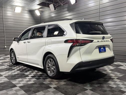 2021 Toyota Sienna XLE 8 Passenger