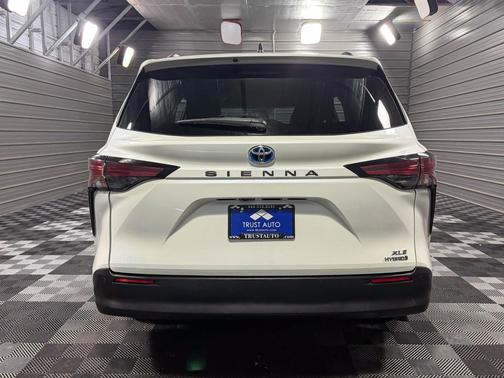 2021 Toyota Sienna XLE 8 Passenger