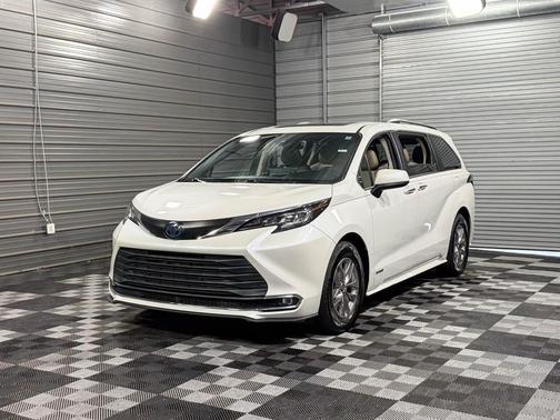 2021 Toyota Sienna XLE 8 Passenger
