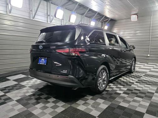 2022 Toyota Sienna XLE 8 Passenger