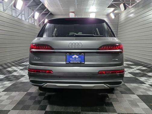 2024 Audi Q7 45 Premium Plus