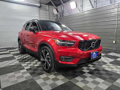 2020 Volvo XC40 T4 R-Design
