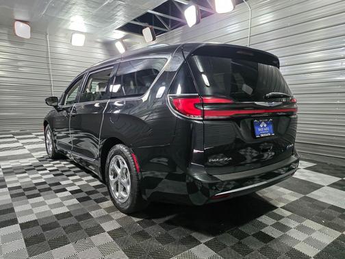Brilliant Black Crystal Pearlcoat 2021 Chrysler Pacifica Hybrid Limited