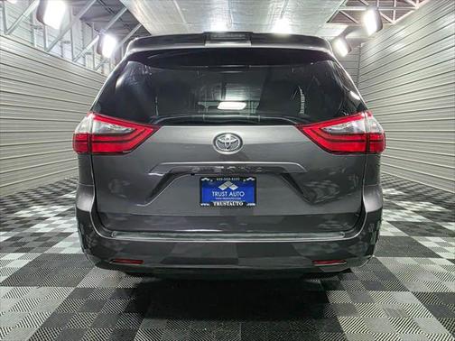 2020 Toyota Sienna LE