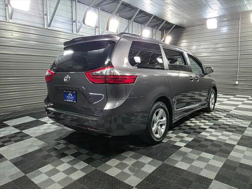 2020 Toyota Sienna LE