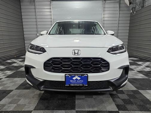 Platinum White Pearl 2024 Honda HR-V LX