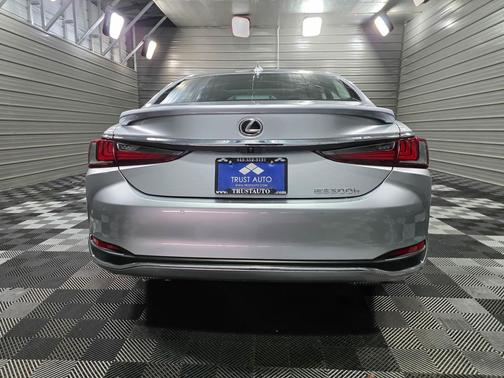 2024 Lexus ES 300h Luxury