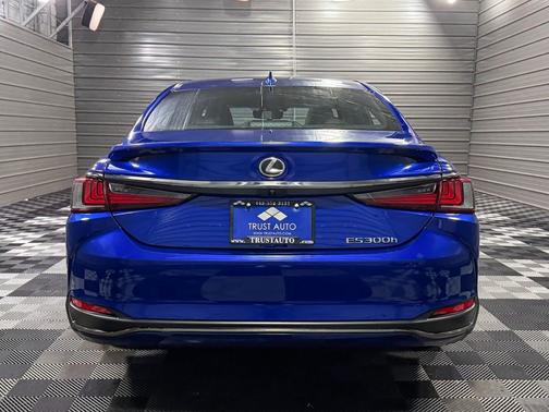 2023 Lexus ES 300h F SPORT Handling