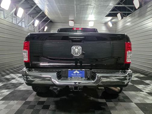 Black Clearcoat 2022 RAM 2500 Big Horn Crew Cab 6-Pass 6.4L V8 Hemi Pickup Truck