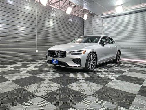 2022 Volvo S60 T5 Momentum