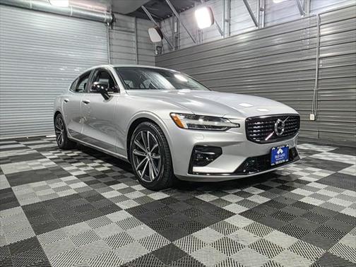 2022 Volvo S60 T5 Momentum
