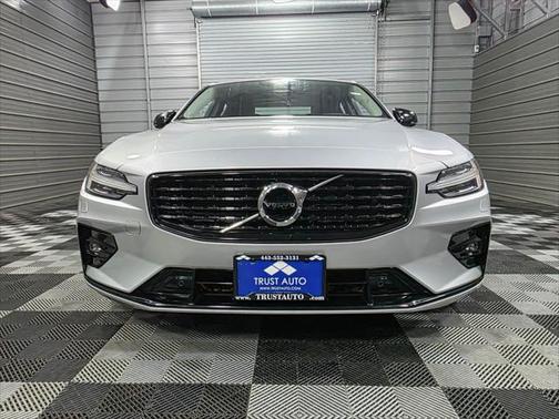 2022 Volvo S60 T5 Momentum