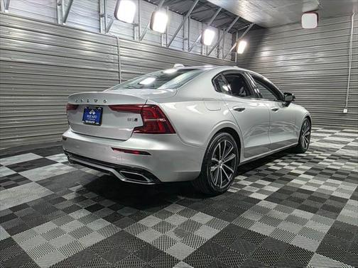 2022 Volvo S60 T5 Momentum