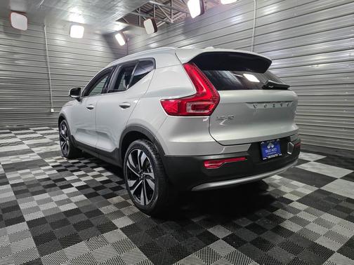 2023 Volvo XC40 Ultimate Bright Theme