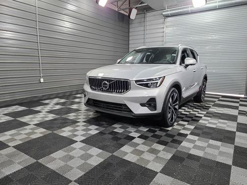 2023 Volvo XC40 Ultimate Bright Theme