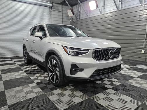 2023 Volvo XC40 Ultimate Bright Theme