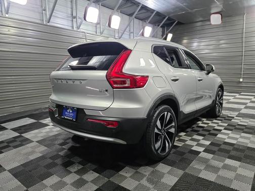 2023 Volvo XC40 Ultimate Bright Theme