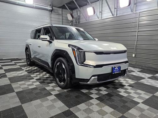 2024 Kia EV9 Land AWD 6-Passenger Electric Luxury SUV w/Relaxation Pkg