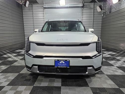 2024 Kia EV9 Land AWD 6-Passenger Electric Luxury SUV w/Relaxation Pkg