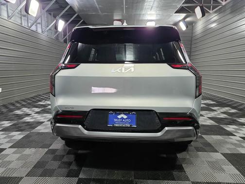 2024 Kia EV9 Land AWD 6-Passenger Electric Luxury SUV w/Relaxation Pkg