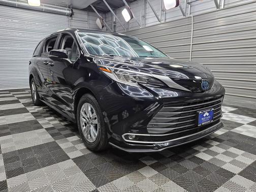 Midnight Black Metallic 2021 Toyota Sienna Limited 7-Passenger