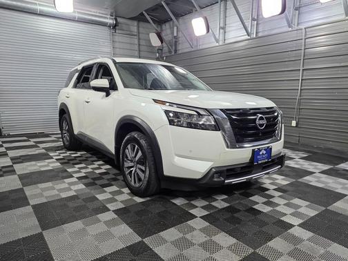 2022 Nissan Pathfinder SL 4WD 8-Passenger SUV
