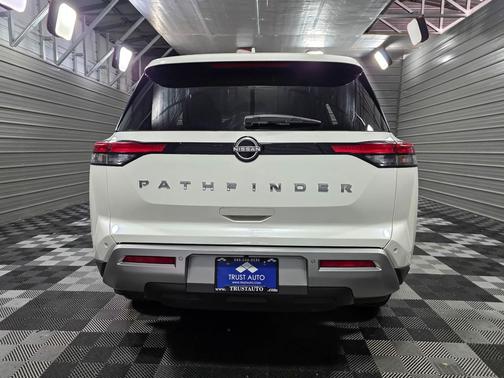 2022 Nissan Pathfinder SL 4WD 8-Passenger SUV
