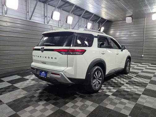 2022 Nissan Pathfinder SL 4WD 8-Passenger SUV