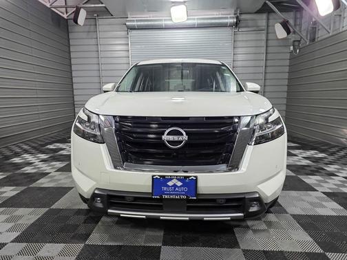 2022 Nissan Pathfinder SL 4WD 8-Passenger SUV