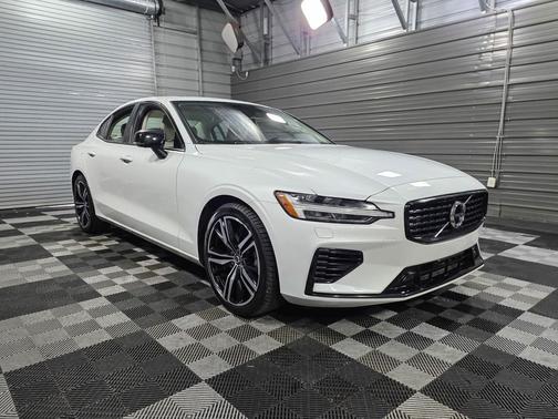2022 Volvo S60 Recharge Plug-In Hybrid T8 R-Design Expression