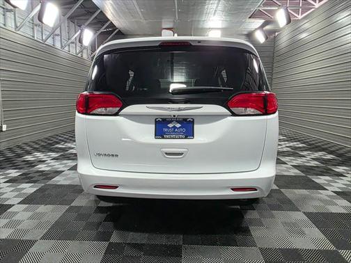 2020 Chrysler Voyager SE