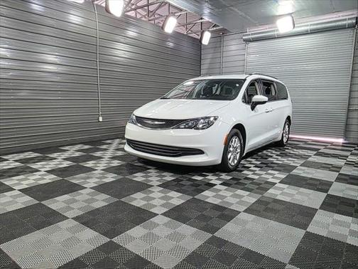 2020 Chrysler Voyager SE