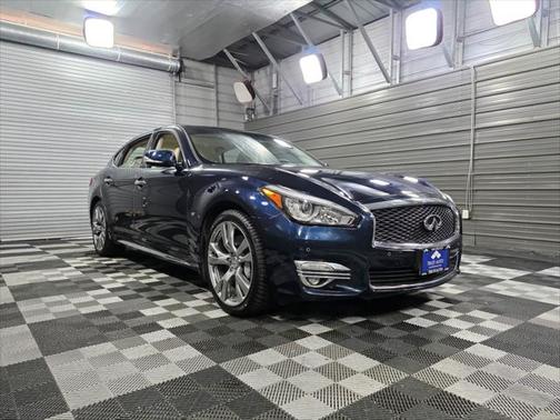 2018 INFINITI Q70L 3.7 LUXE Luxury Sedan