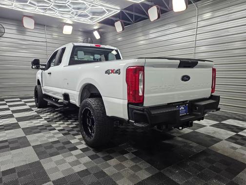Oxford White 2025 Ford F-250 XLT