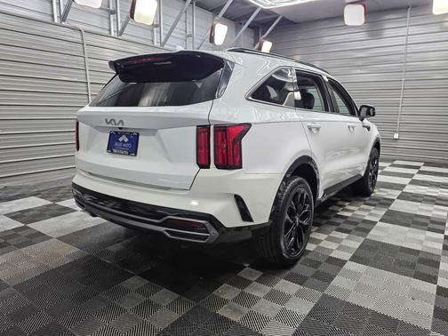 Glacial White Pearl 2022 Kia Sorento SX