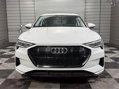 2022 Audi e-tron Premium Plus