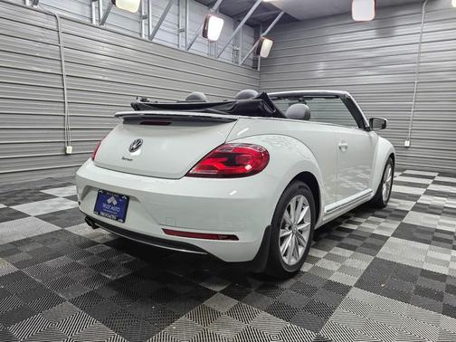 Pure White/Beige Roof 2018 Volkswagen Beetle 2.0T SE