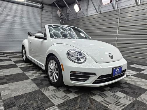 Pure White/Beige Roof 2018 Volkswagen Beetle 2.0T SE