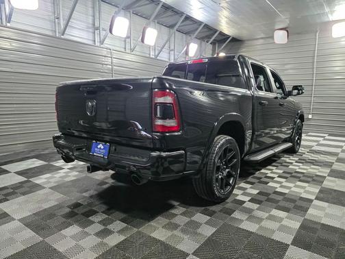 Diamond Black Crystal Pearlcoat 2022 RAM 1500 Laramie