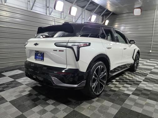 Iridescent Pearl Tricoat 2025 Chevrolet Blazer L