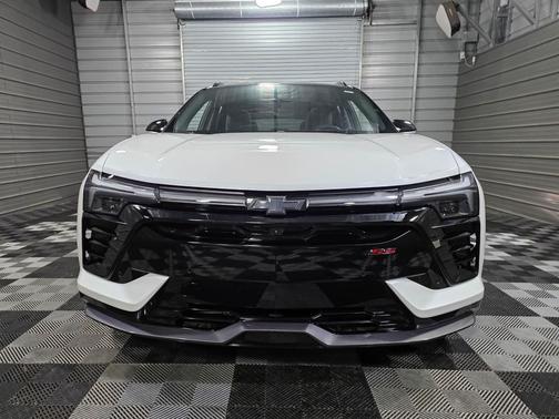 Iridescent Pearl Tricoat 2025 Chevrolet Blazer L