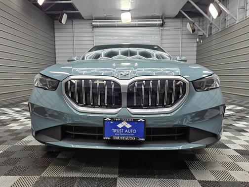 Cape York Green Metallic 2025 BMW 530 i xDrive