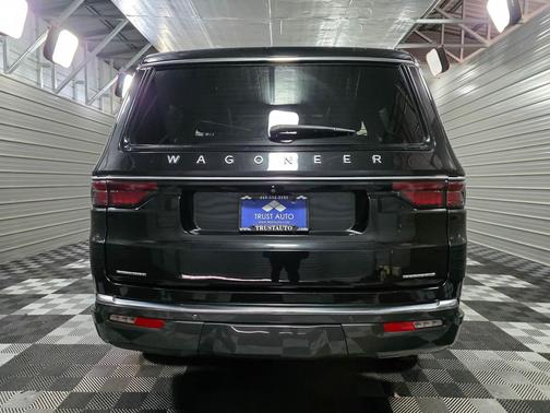 2022 Jeep Wagoneer Series III 4WD 7-Passenger SUV w/Premium/Convenience Group