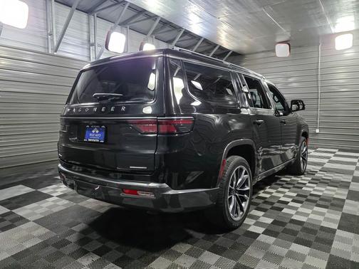 2022 Jeep Wagoneer Series III 4WD 7-Passenger SUV w/Premium/Convenience Group