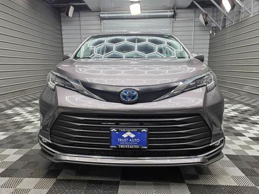 Predawn Gray Mica 2023 Toyota Sienna XLE