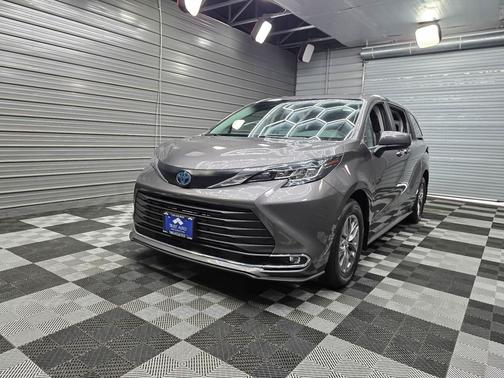 Predawn Gray Mica 2023 Toyota Sienna XLE